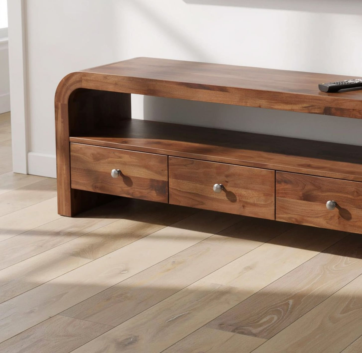 Moderne geschwungene Medienkonsole aus Massivholz mit funktionalem Schubladenstauraum