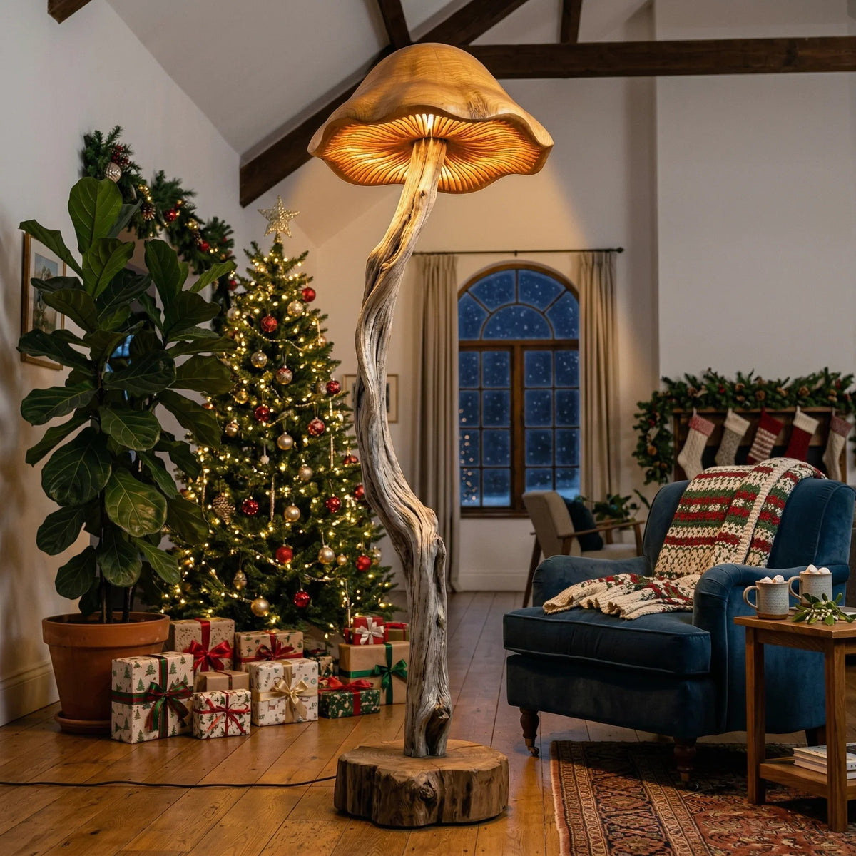 Organische Treibholz-Pilz-Stehlampe mit handgeschnitztem Holzfuß in einem gemütlichen weihnachtlichen Wohnzimmer