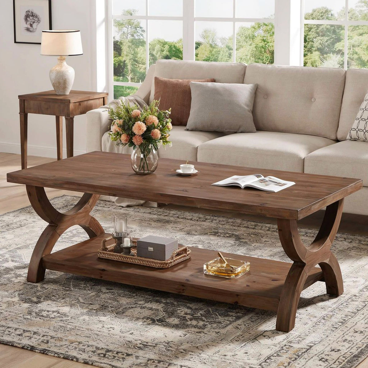 Couchtisch aus Naturholz als Statement-Mittelpunkt in einem minimalistischen Wohnzimmer