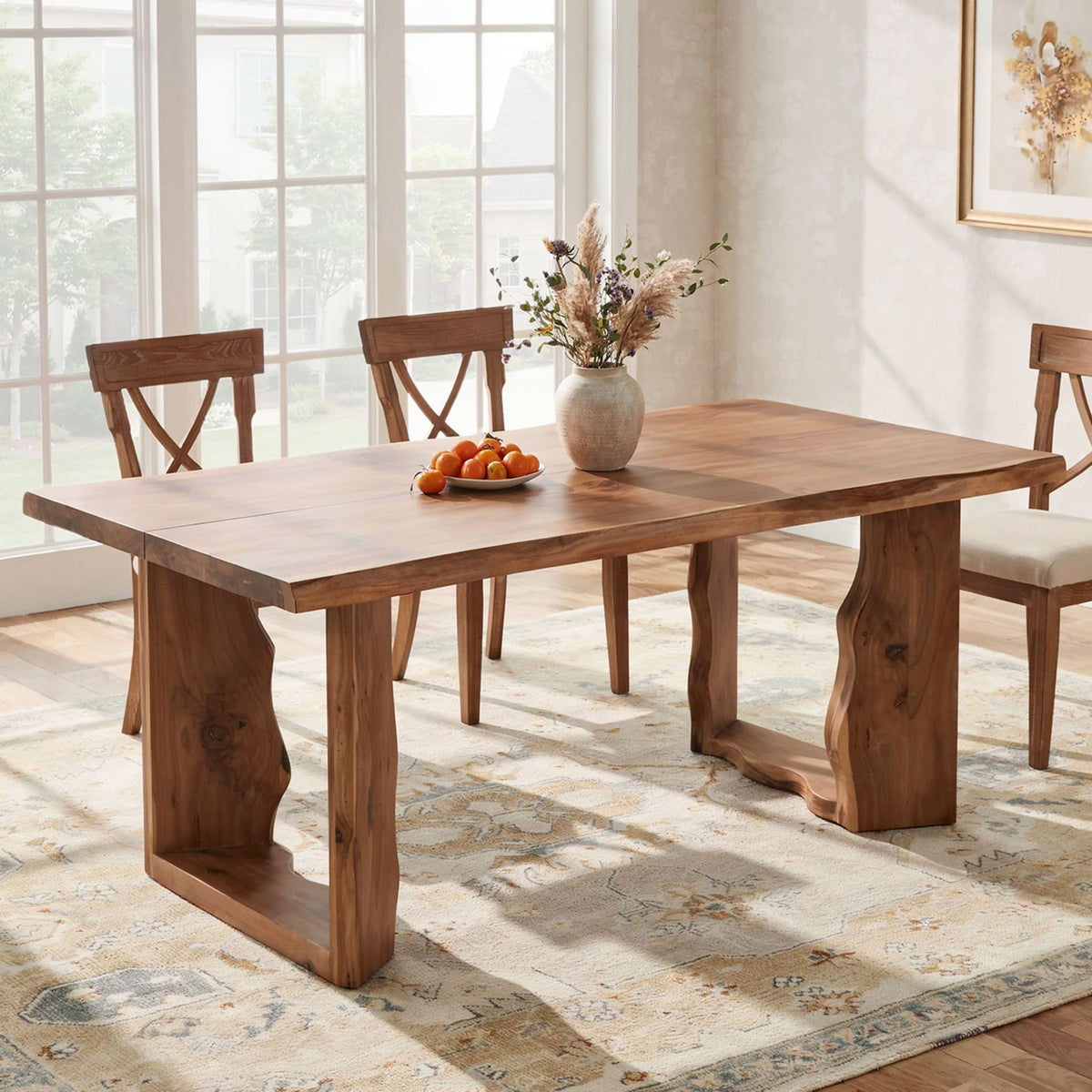 Baumkanten-Esstisch aus Massivholz, der künstlerische Handwerkskunst für elegante Esszimmer hervorhebt