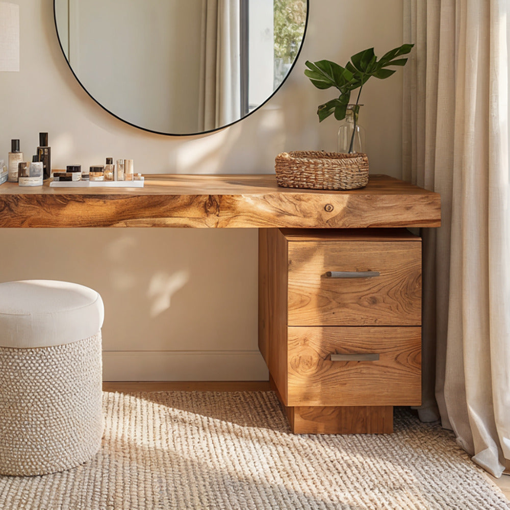 Moderner Schminktisch aus Massivholz im Baumkanten-Design