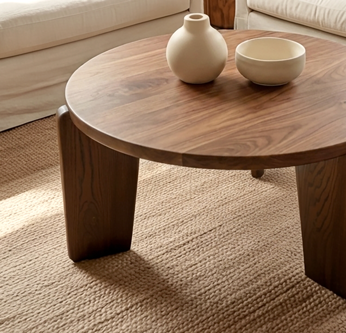 Organischer runder Couchtisch aus Massivholz – Perfekt für moderne Wohnzimmer