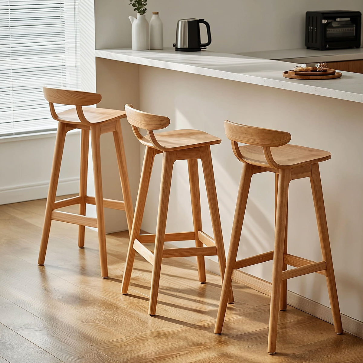Organische Barhocker aus Massivholz mit geschwungener ergonomischer Rückenlehne