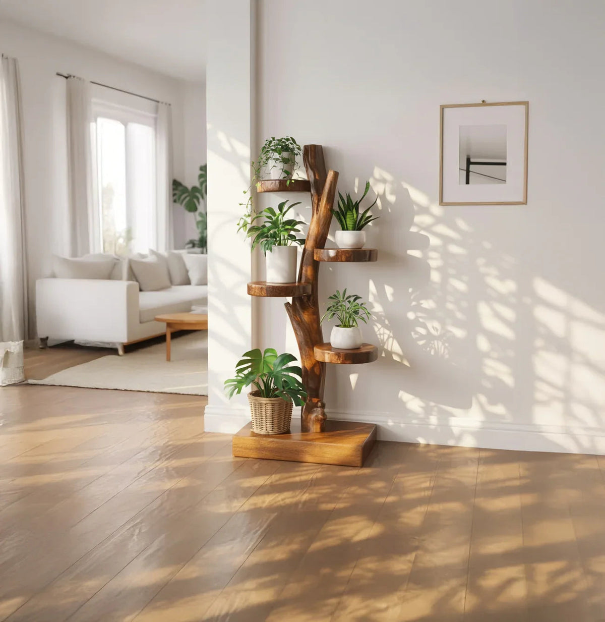 Freistehendes Baumregal aus Holz zur Präsentation von Zimmerpflanzen