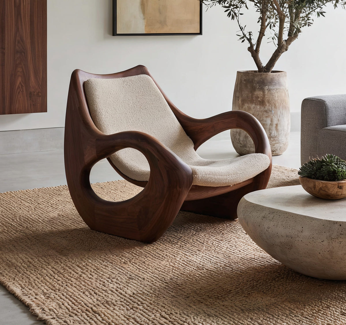Minimalistischer Holz-Akzentsessel in einer hellen zeitgenössischen Lounge