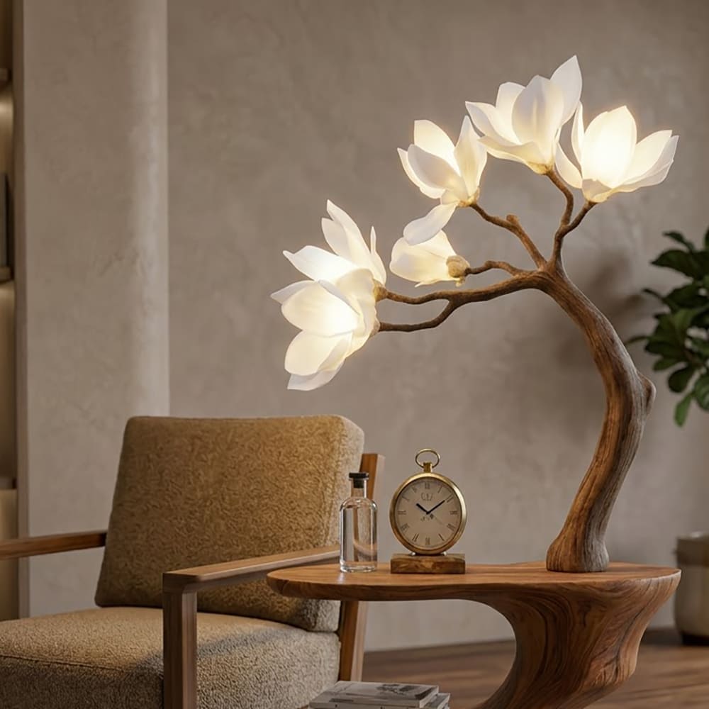 Handgeschnitzter Beistelltisch aus Massivholz mit dekorativem Magnolienblüten-Zweig-Detail