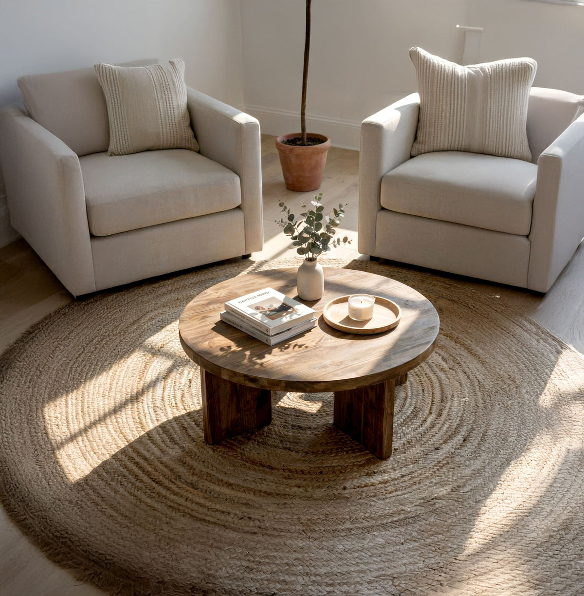 Japandi-Couchtisch aus Massivholz, gestylt in einem minimalistischen Wohnzimmer