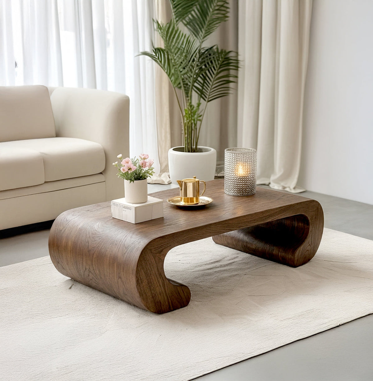 Skulpturaler Couchtisch aus Massivholz im fließenden Kurvendesign