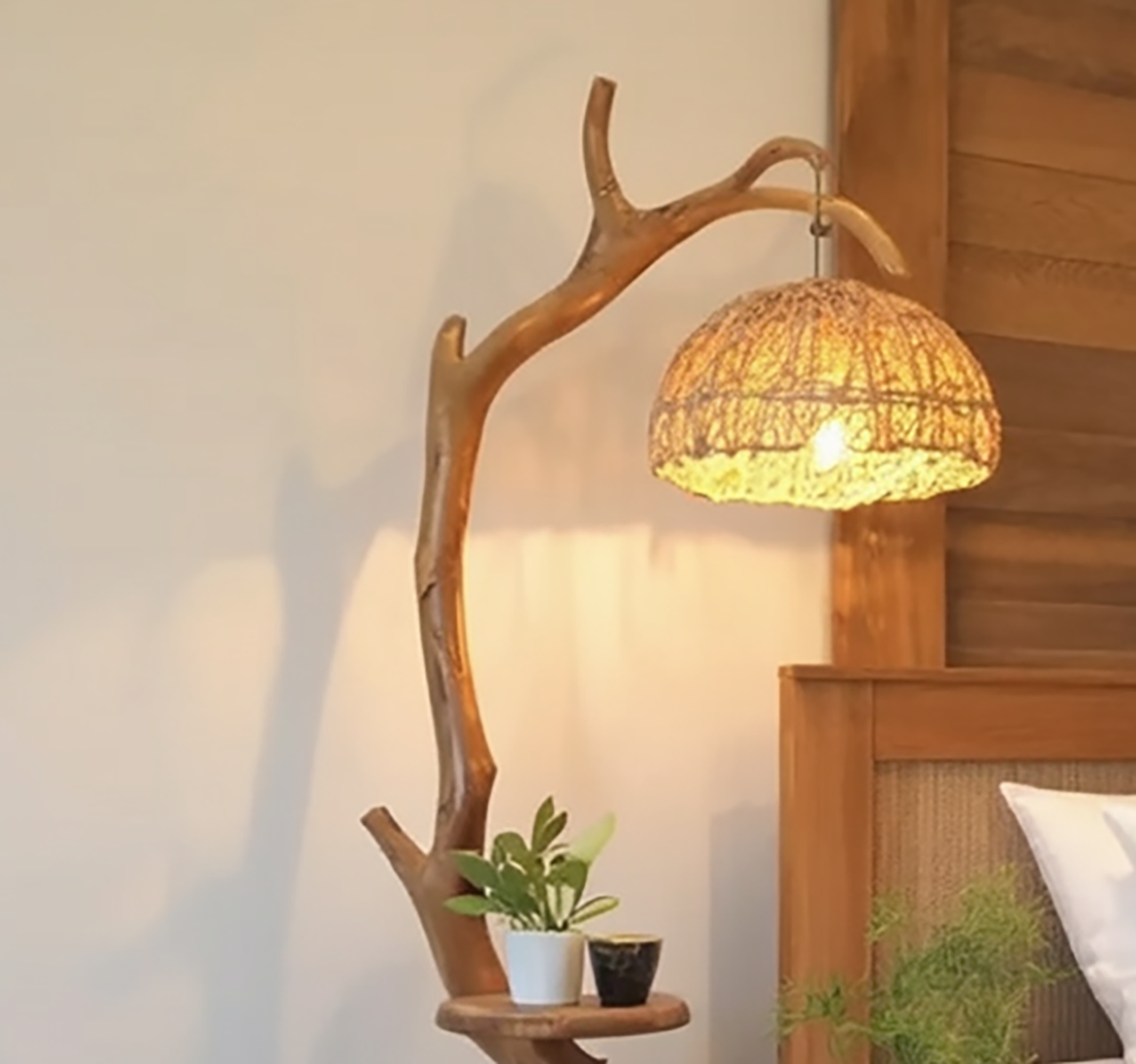 Holz-Stehlampe mit angebauten Beistelltischen fürs Wohnzimmer