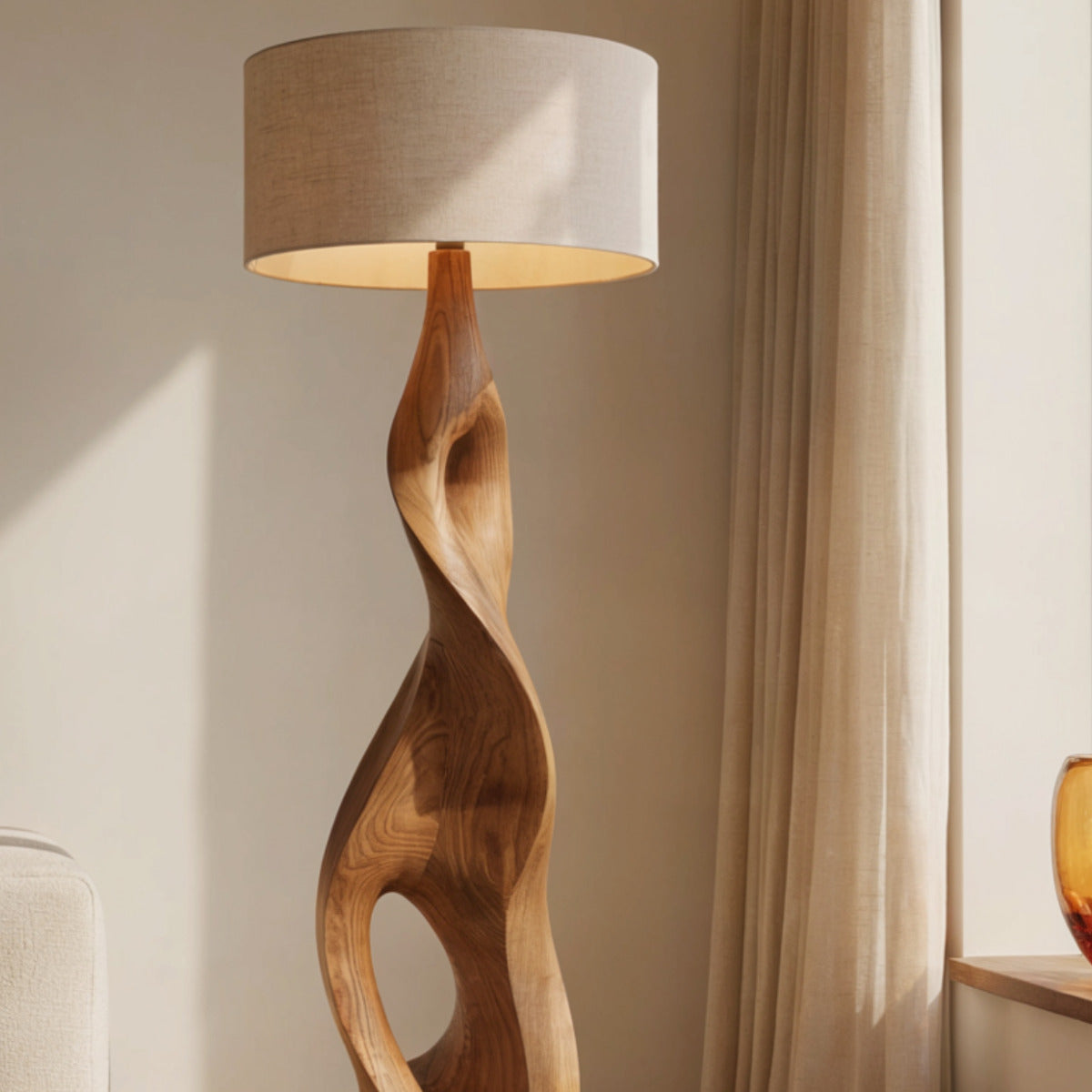 Künstlerische skulpturale Holz-Stehlampe im organischen Design