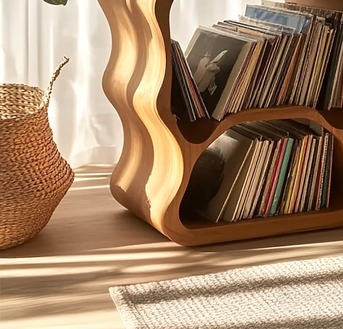 Einzigartiger Plattenschrank aus Massivholz mit geschwungenen welligen Kanten und zwei Ebenen für Vinyl-Aufbewahrung