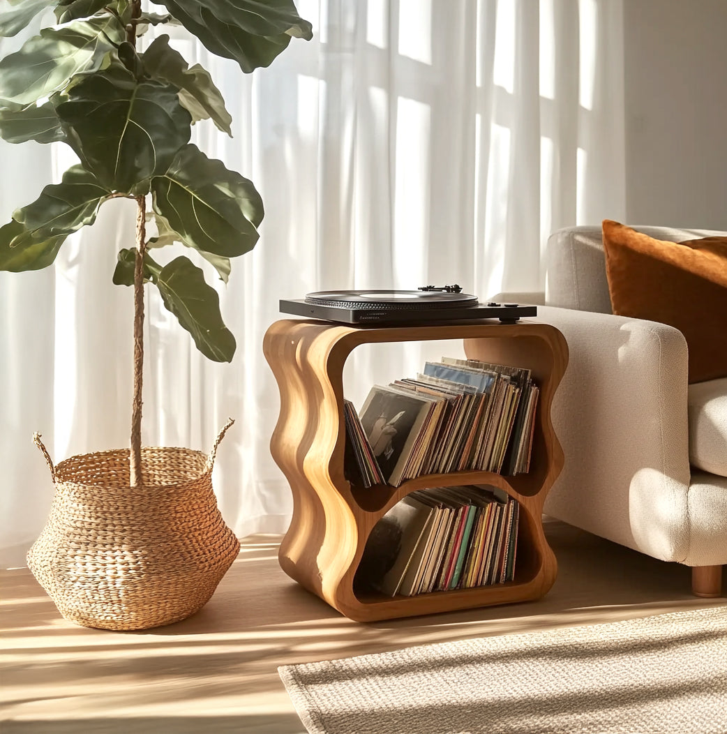 Welliger Plattenspielertisch aus Massivholz mit zweistöckigem Vinyl-Stauraum in einem sonnigen Japandi-Wohnzimmer