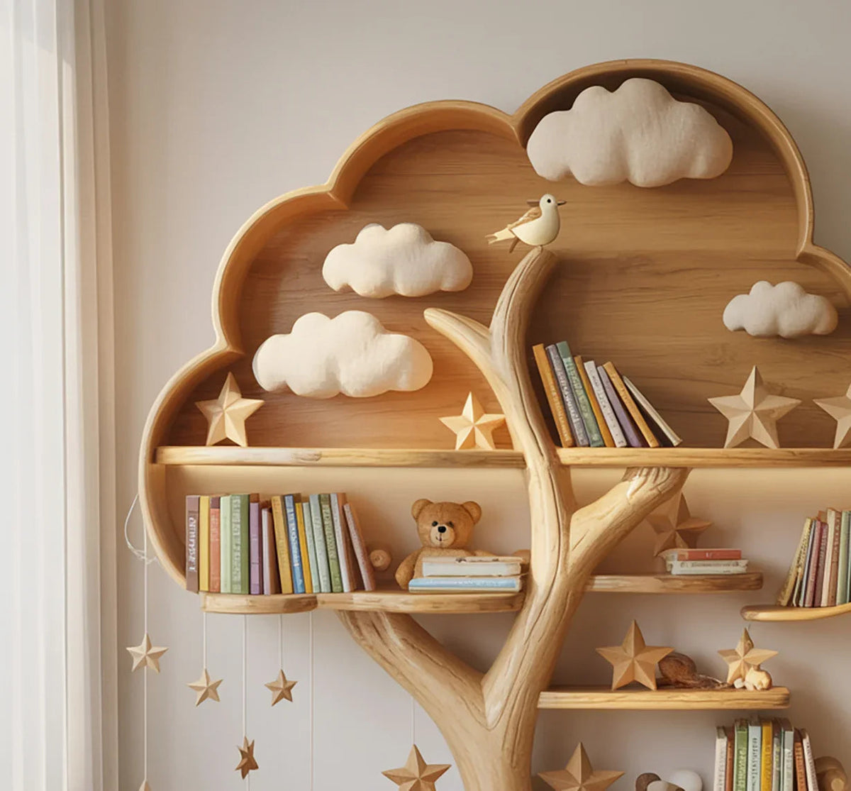 Kinder-Baum-Bücherregal aus Massivholz im Babyzimmer mit Büchern und Spielzeug auf den Regalen