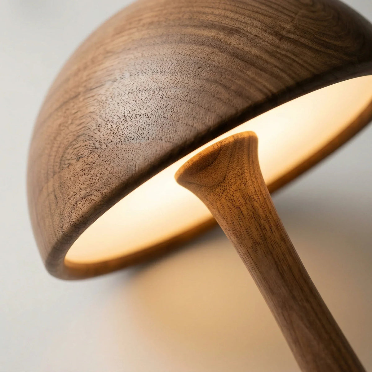 Pilz-Stehlampe aus Massivholz mit leuchtendem Kuppelhut und konischem Stiel im modernen Design