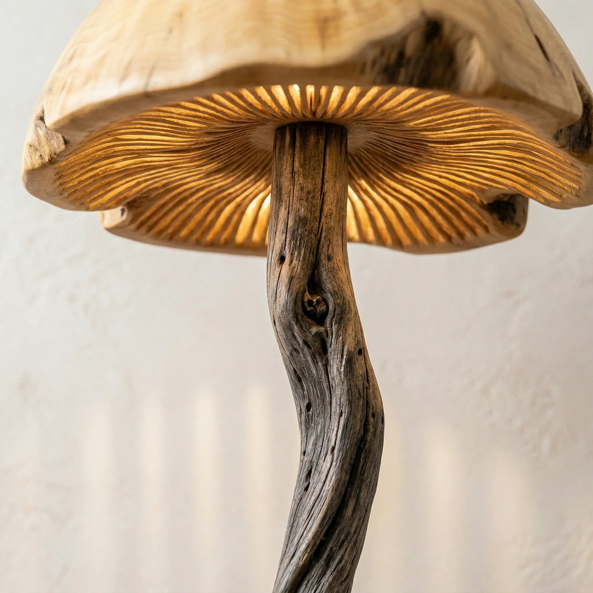 Handgeschnitzte Treibholz-Pilz-Stehlampe mit leuchtender Holzkuppel und natürlichen Details