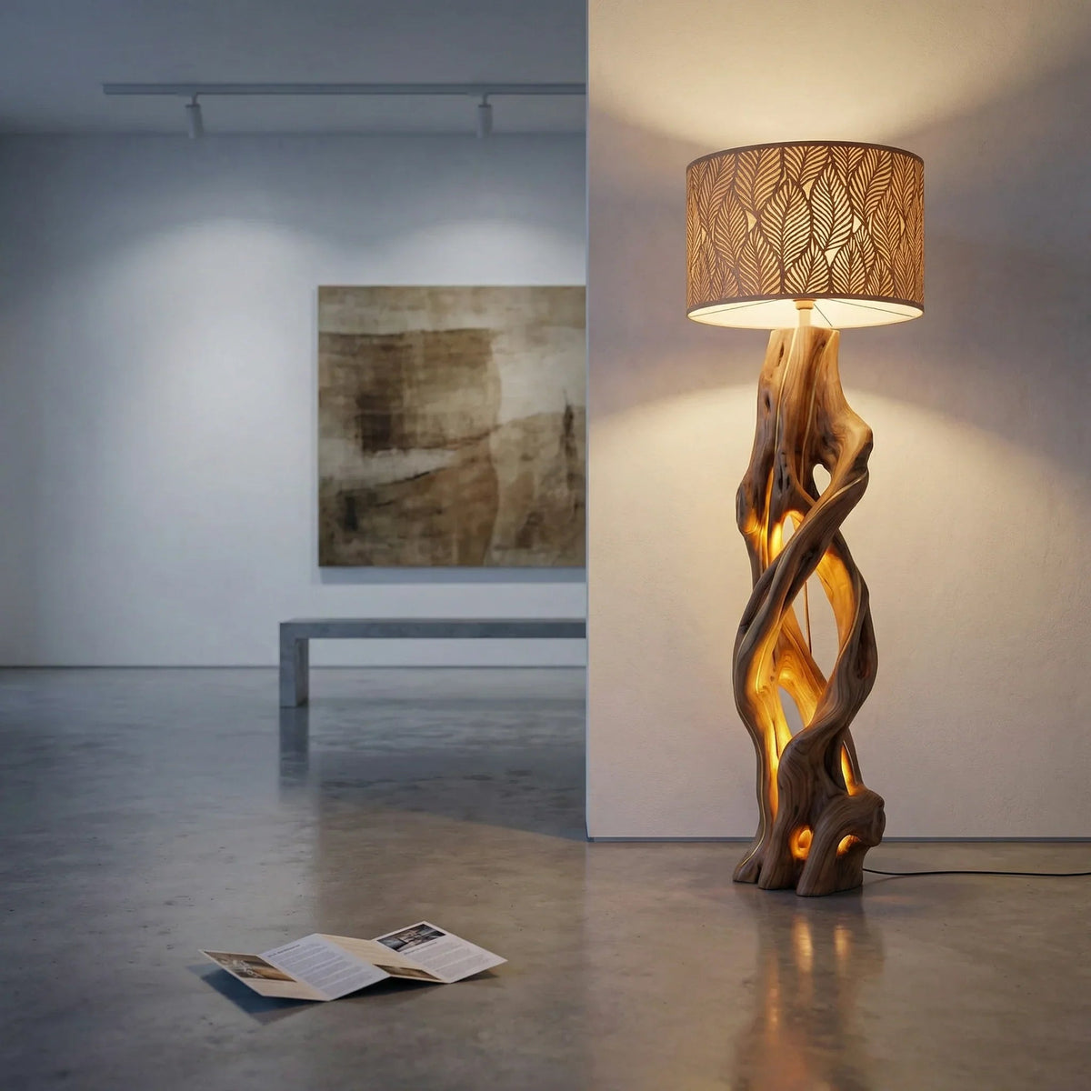 Stehlampe aus massivem Holz „Gedrehte Ranke“ mit Lampenschirm mit Blattmuster in einem modernen Interieur