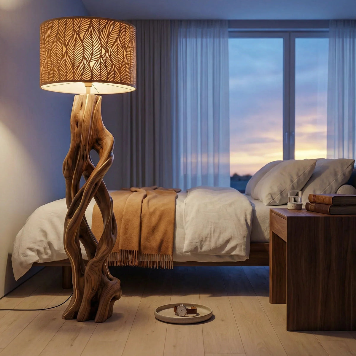 Stehlampe aus massivem Holz „Gedrehte Ranke“ mit Schirm mit Blattmuster in einem gemütlichen Schlafzimmer