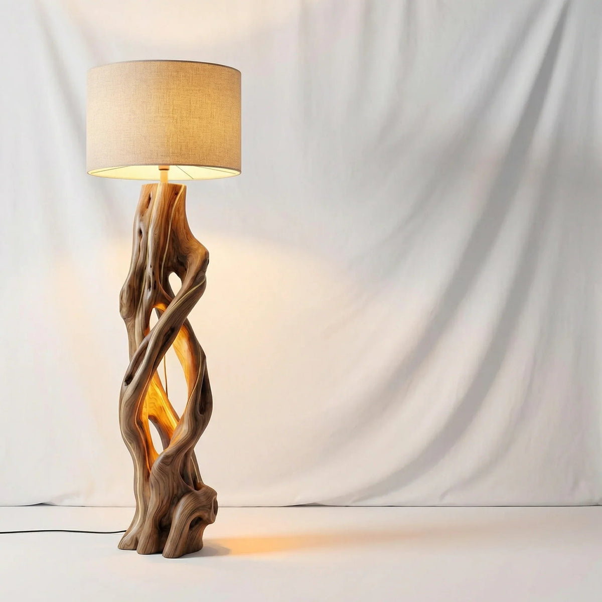 Stehlampe aus Holz „Gedrehte Ranke“ mit Fuß aus natürlichem Massivholz und Stoffschirm