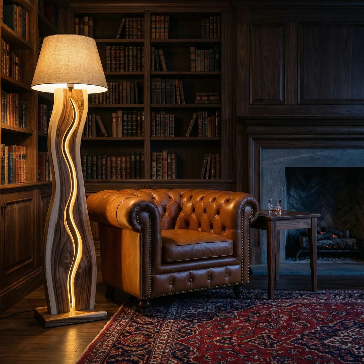 Wellenkanal-Stehlampe aus Holz mit LED-Streifen in einer gemütlichen Bibliothek neben einem Ledersessel