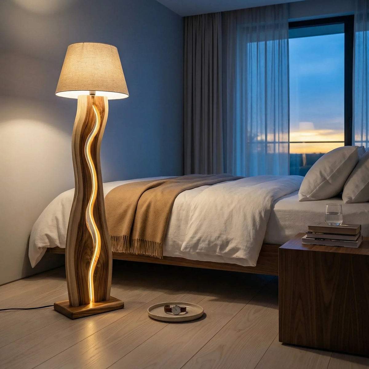 Modernes Schlafzimmer mit einer welligen Holz-Stehlampe mit LED-Streifenbeleuchtung