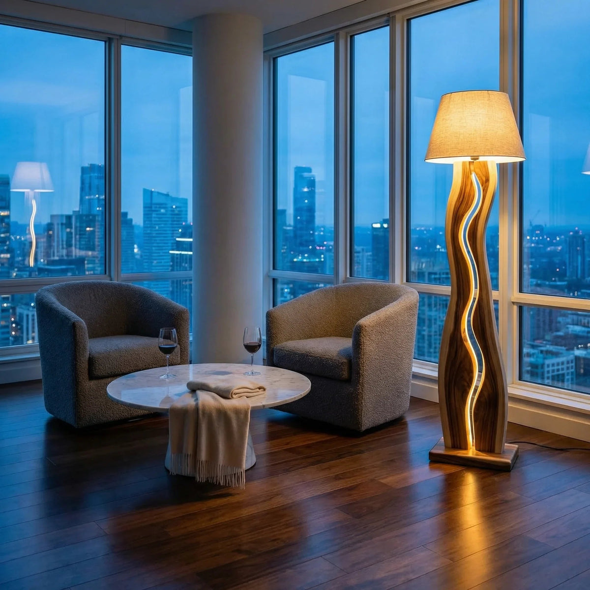 Wellenkanal-Stehlampe aus Holz mit LED-Streifen in einem modernen Wohnzimmer mit Stadtblick
