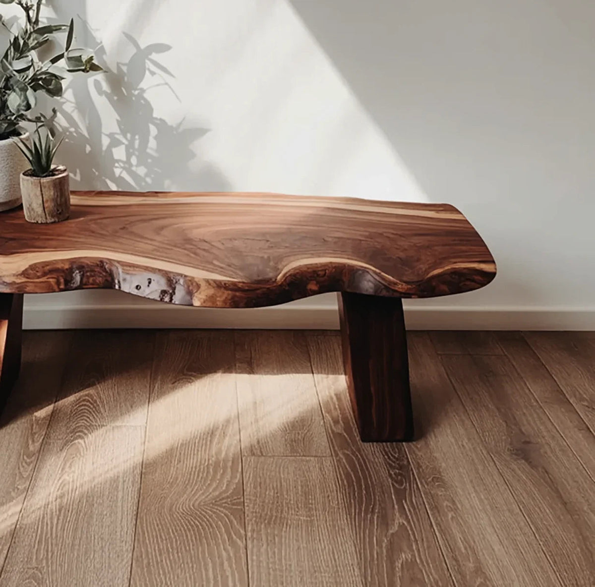 Rustikale Bank aus Massivholz als Dekor für den Eingangsbereich, ideal für moderne minimalistische Wohnungen