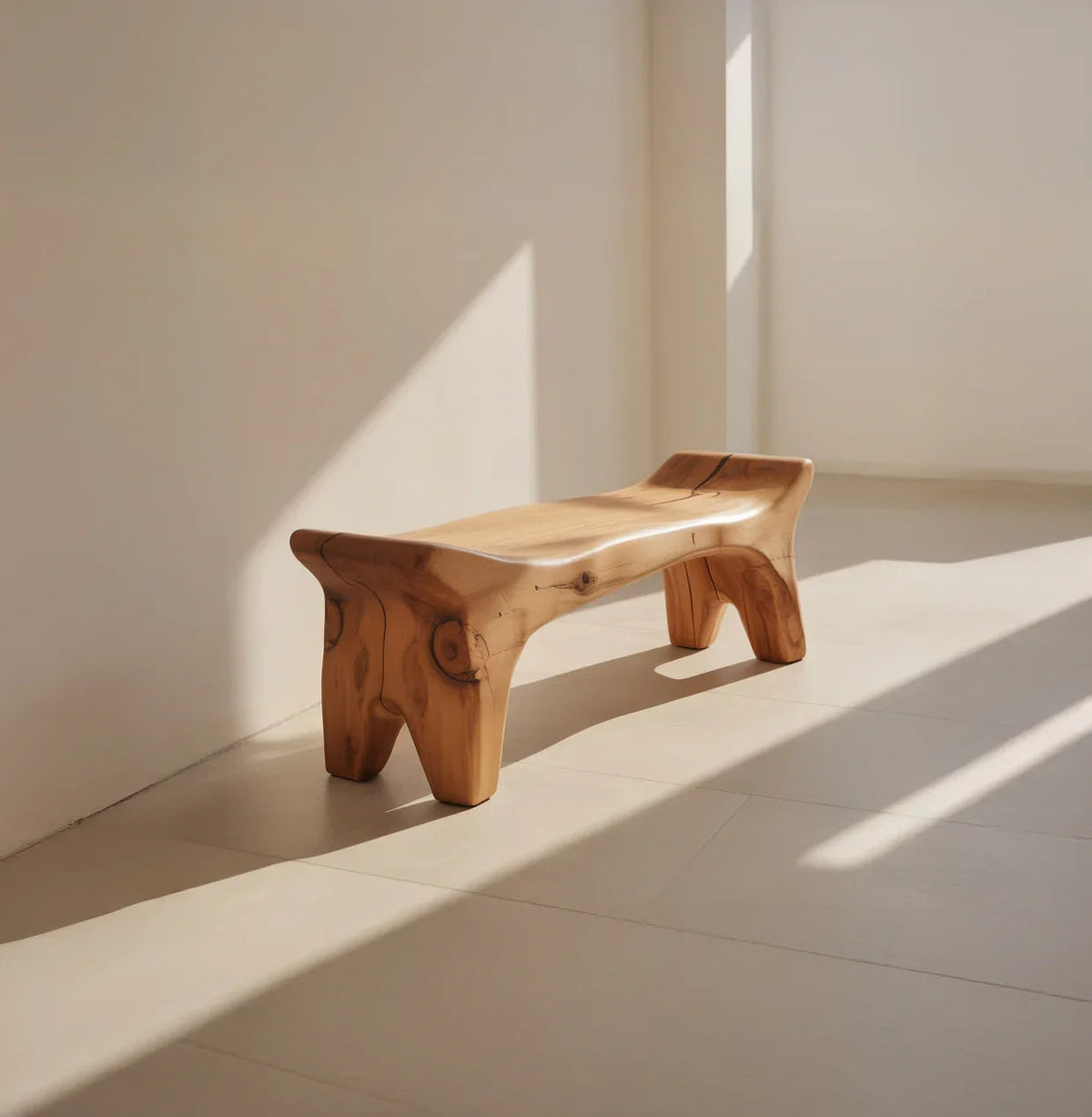 Bank aus Massivholz für den Eingangsbereich im individuellen Design und mit langlebiger Struktur