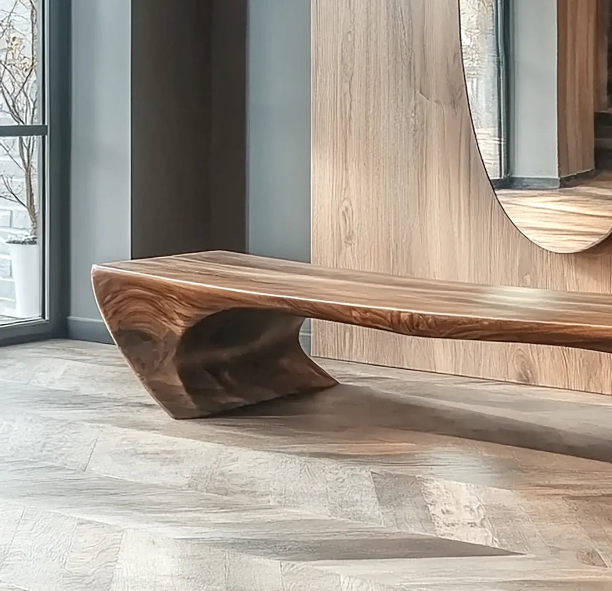Künstlerische Holzbank mit geschwungener organischer Form als Flurdekor