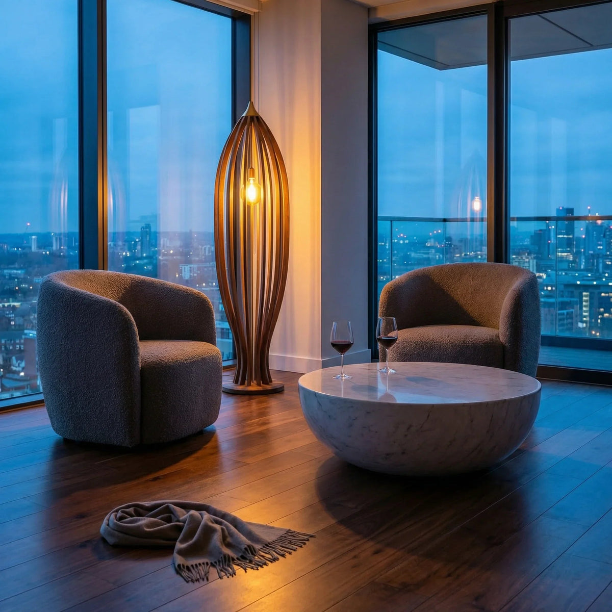 Modernes Wohnzimmer mit Holz-Käfig-Stehlampe und Edison-Glühbirne neben Sesseln und Marmortisch