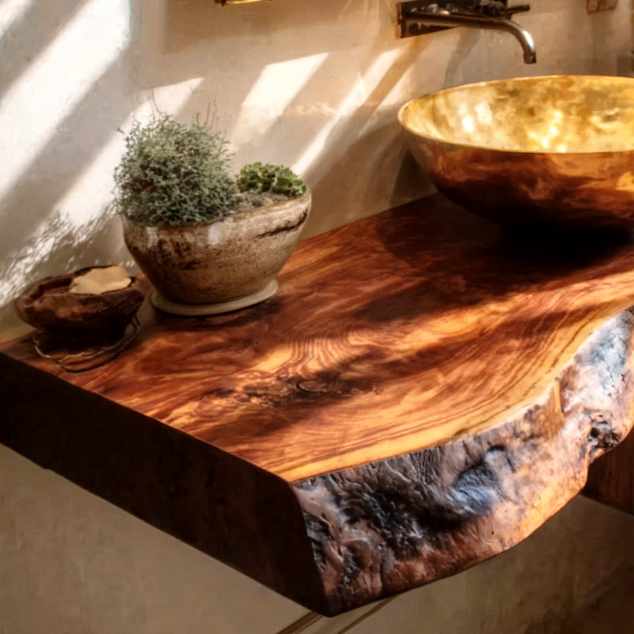 Handgefertigtes schwebendes Badezimmerregal aus Live-Edge-Holz