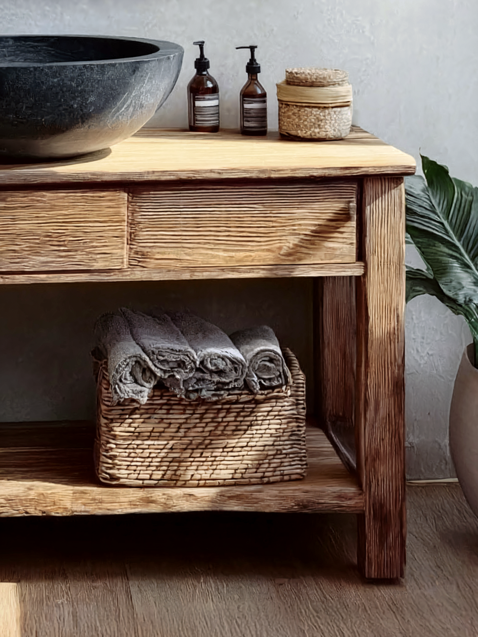 Rustikaler handgefertigter Waschtisch aus Massivholz mit Live-Edge-Design