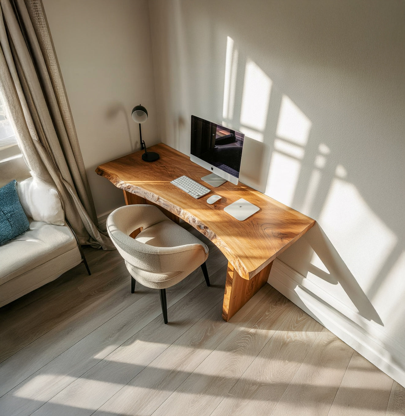 Rustikaler Schreibtisch mit natürlicher Baumkante für Homeoffice & Leseecke