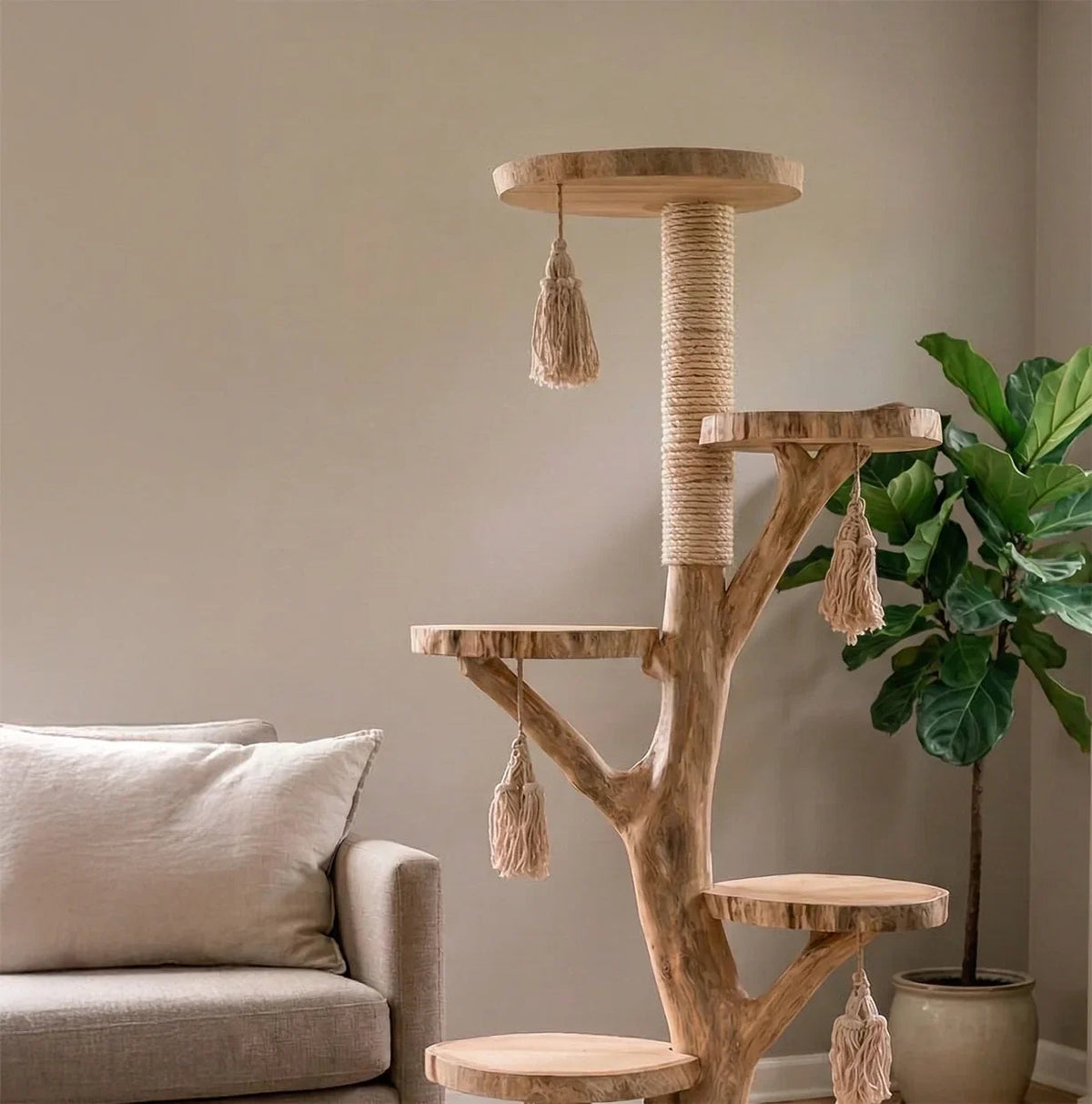 Hochwertige Katzen-Kletter-Möbel aus Holz im skulpturalen Design