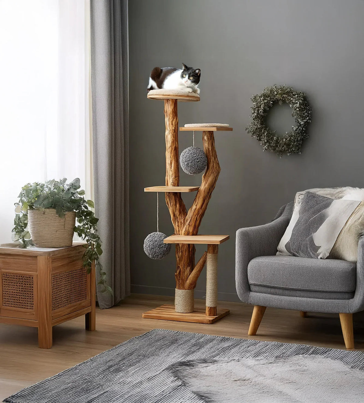 Handgefertigter Kratzbaum im Entstehungsprozess in der Ashdeco-Werkstatt, von der Massivholz-Schnitzerei bis zur Montage