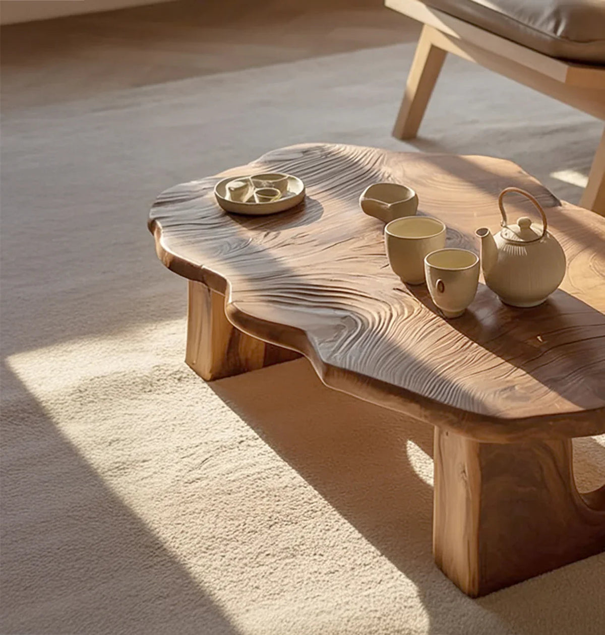 Organischer Baumkanten-Couchtisch im Wohnzimmer mit natürlicher Holzmaserung und modernem Dekor