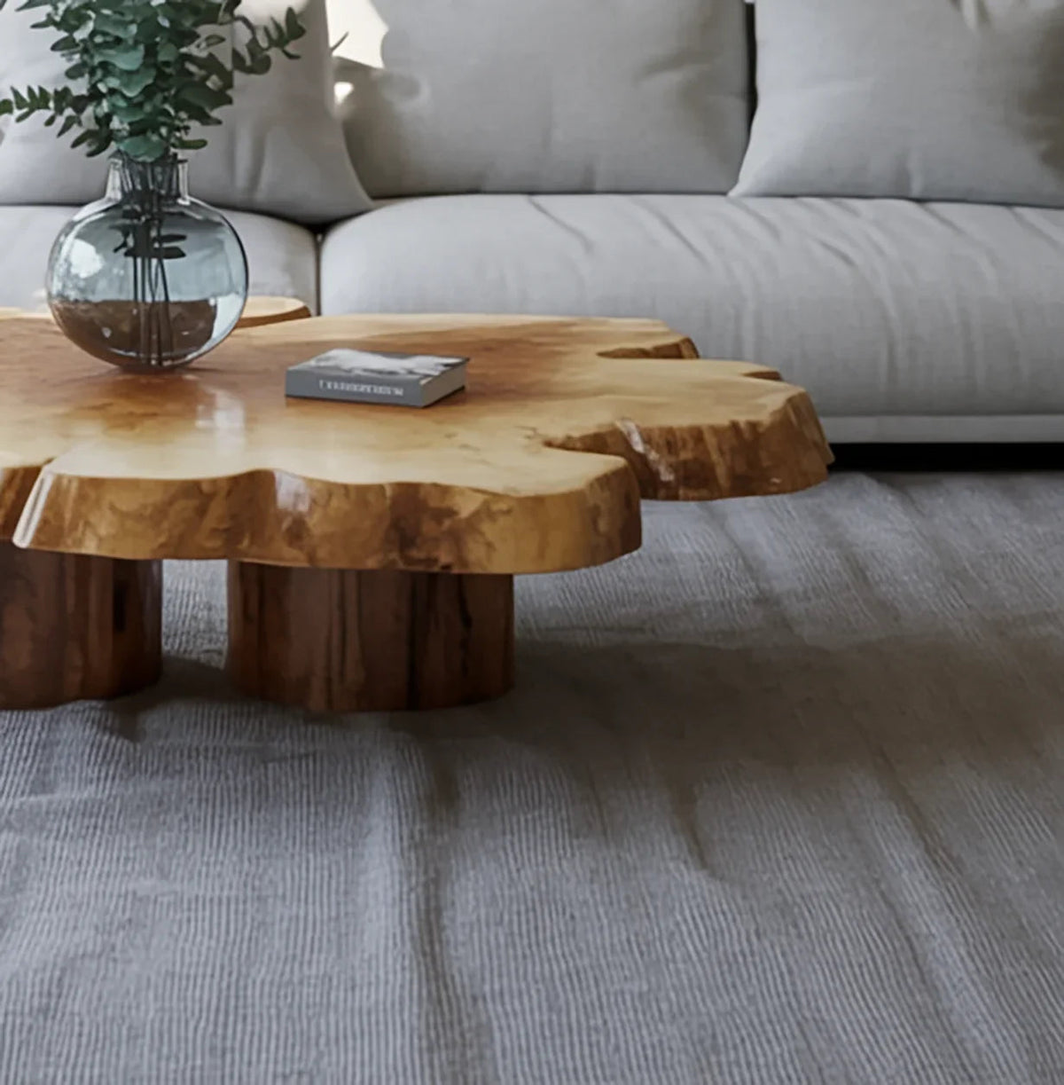 Baumkanten-Couchtisch aus Holz für rustikale und moderne Interieurs