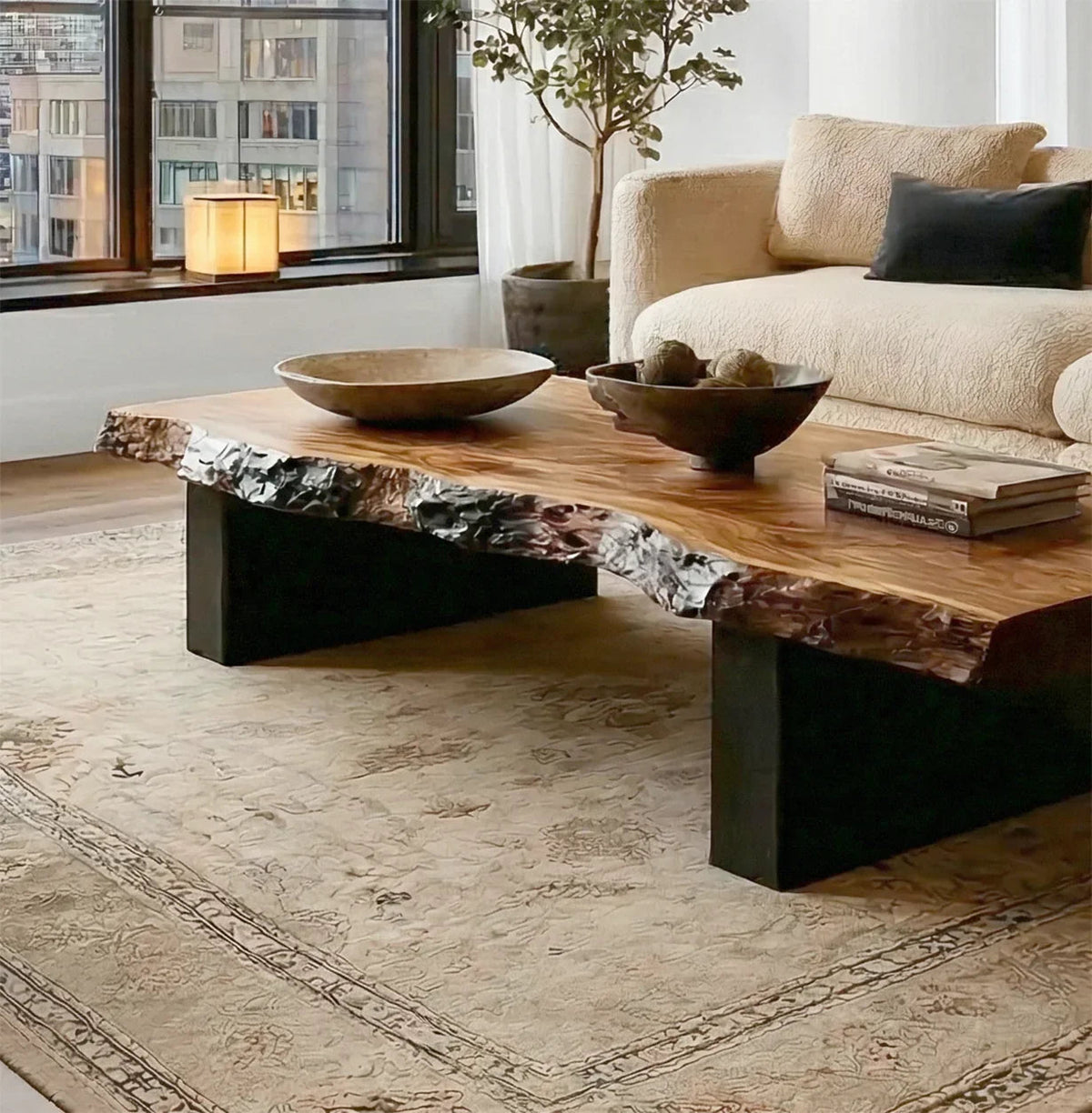 Handgefertigter Couchtisch aus Massivholz mit skulpturalem Baumwurzelfuß