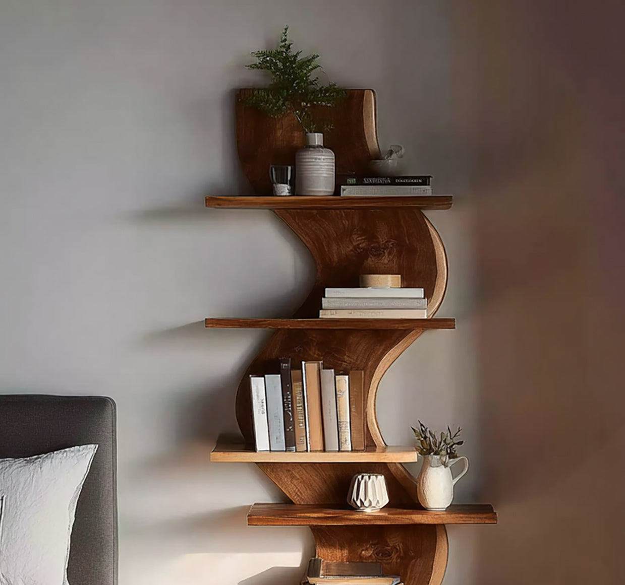 Live Edge Wandregal schwebend – Modernes Holzregal fürs Schlafzimmer
