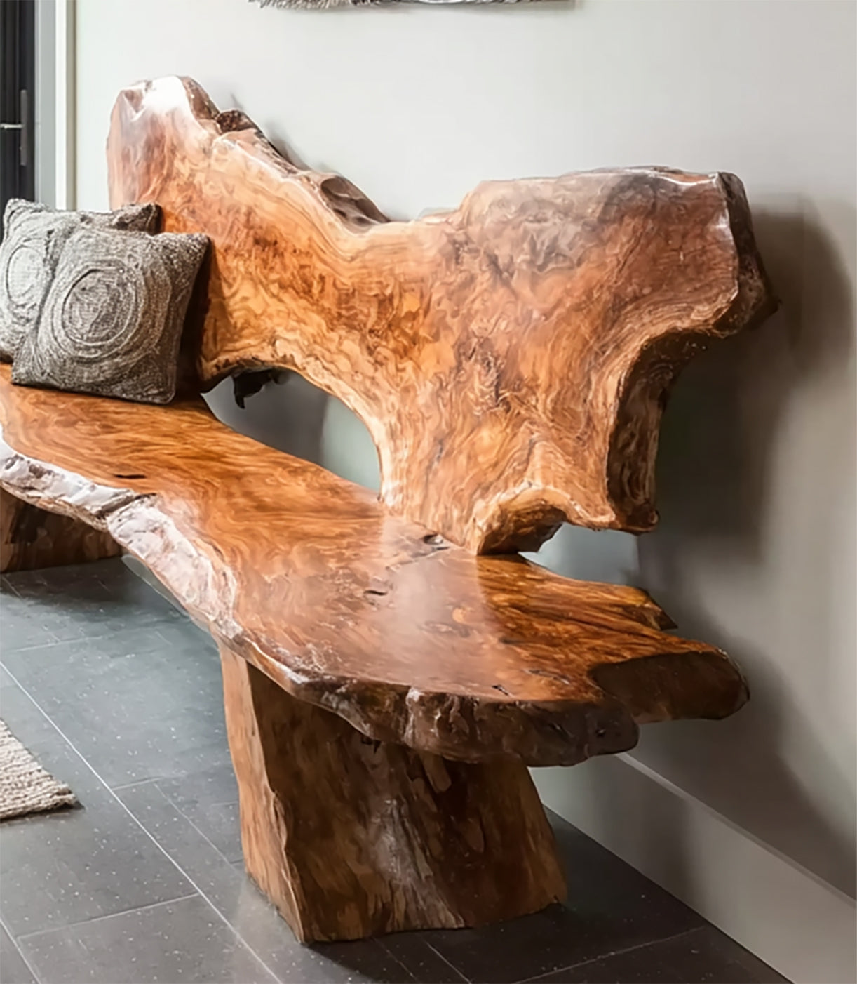 Handgefertigte Holzbank mit Baumkante – Massivholz-Sitzbank mit Rückenlehne