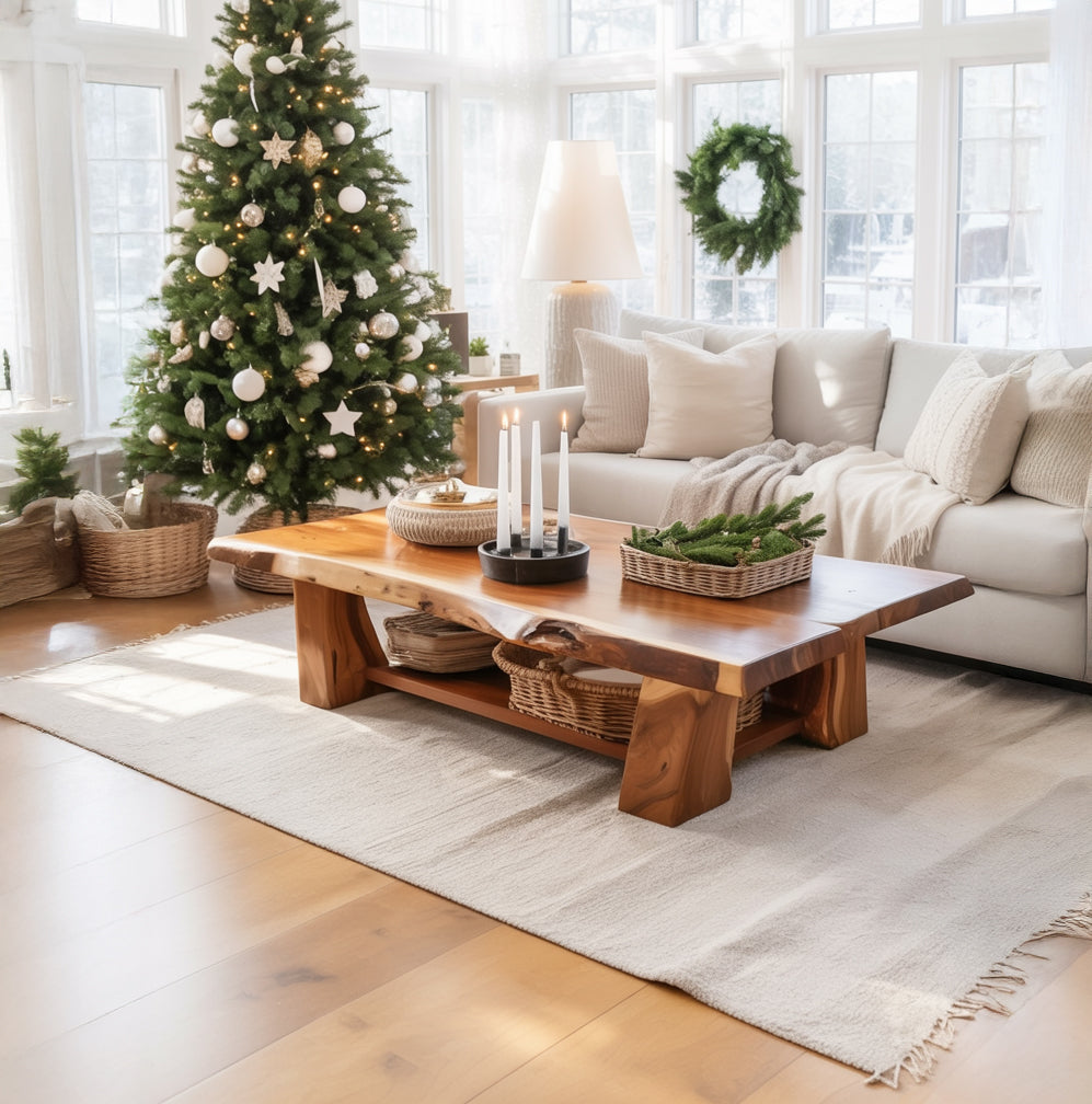 Rustikaler Massivholz-Couchtisch – handgefertigt mit integriertem Regal