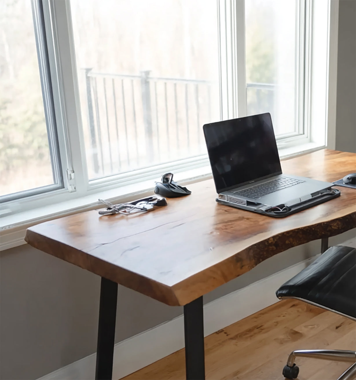 Schreibtisch mit Baumkante – handgefertigt aus Massivholz, Metallbeine, rustikal