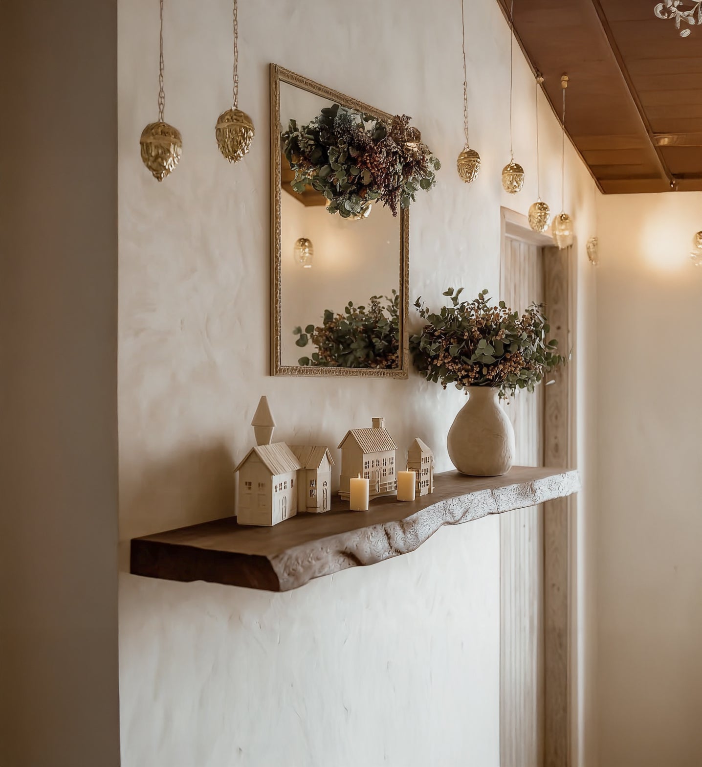 Schwebendes Wandregal aus Massivholz mit Naturkante – Rustikales Bauernhaus-Design