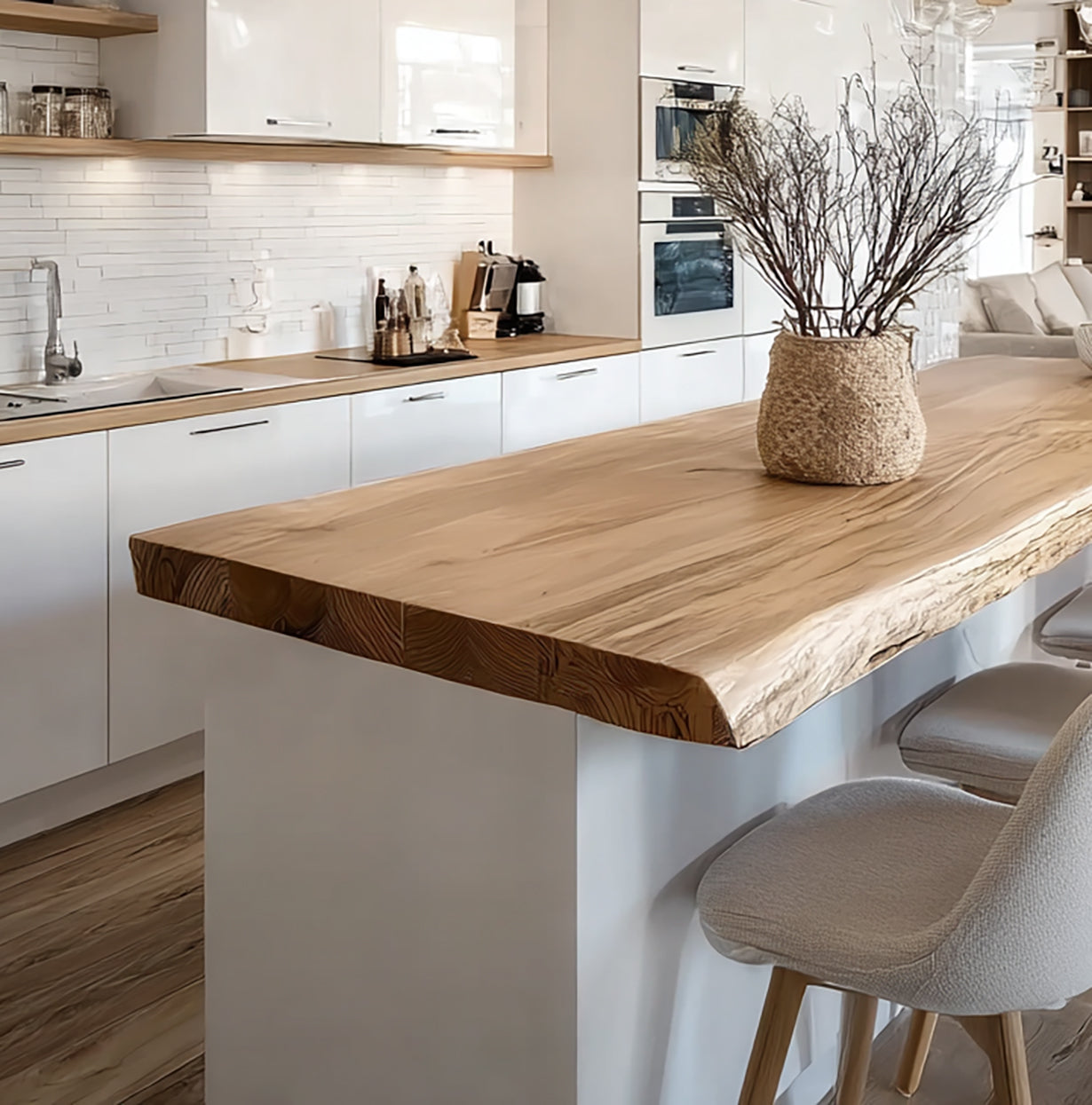 Rustikal-skandinavische Kücheninselplatte aus Massivholz mit Naturkante