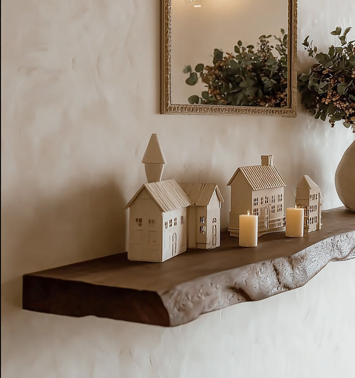 Schwebendes Wandregal aus Massivholz mit Naturkante – Rustikales Bauernhaus-Design