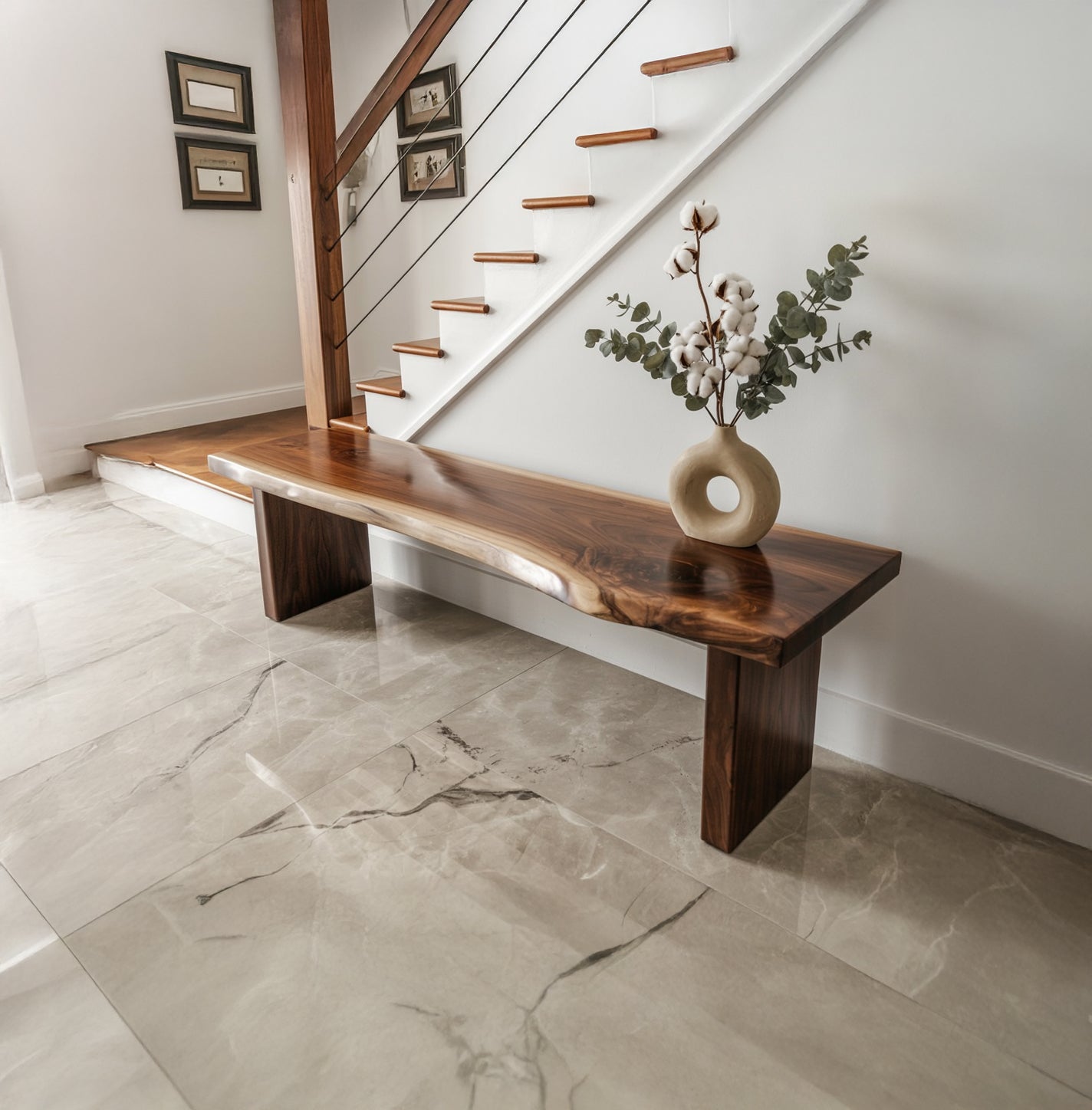 Massivholzbank mit Baumkante – Handgefertigte rustikale Konsole