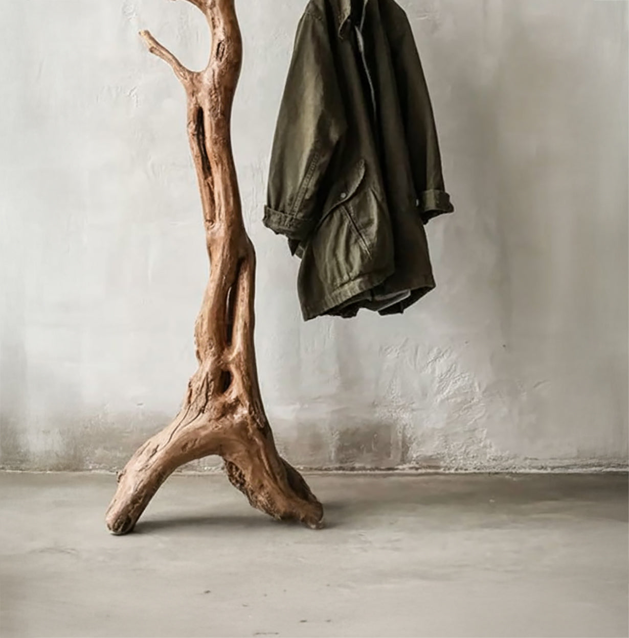 Rustikale Wandgarderobe aus Naturholz – Ast-Kleiderhaken als Wohnraumdeko