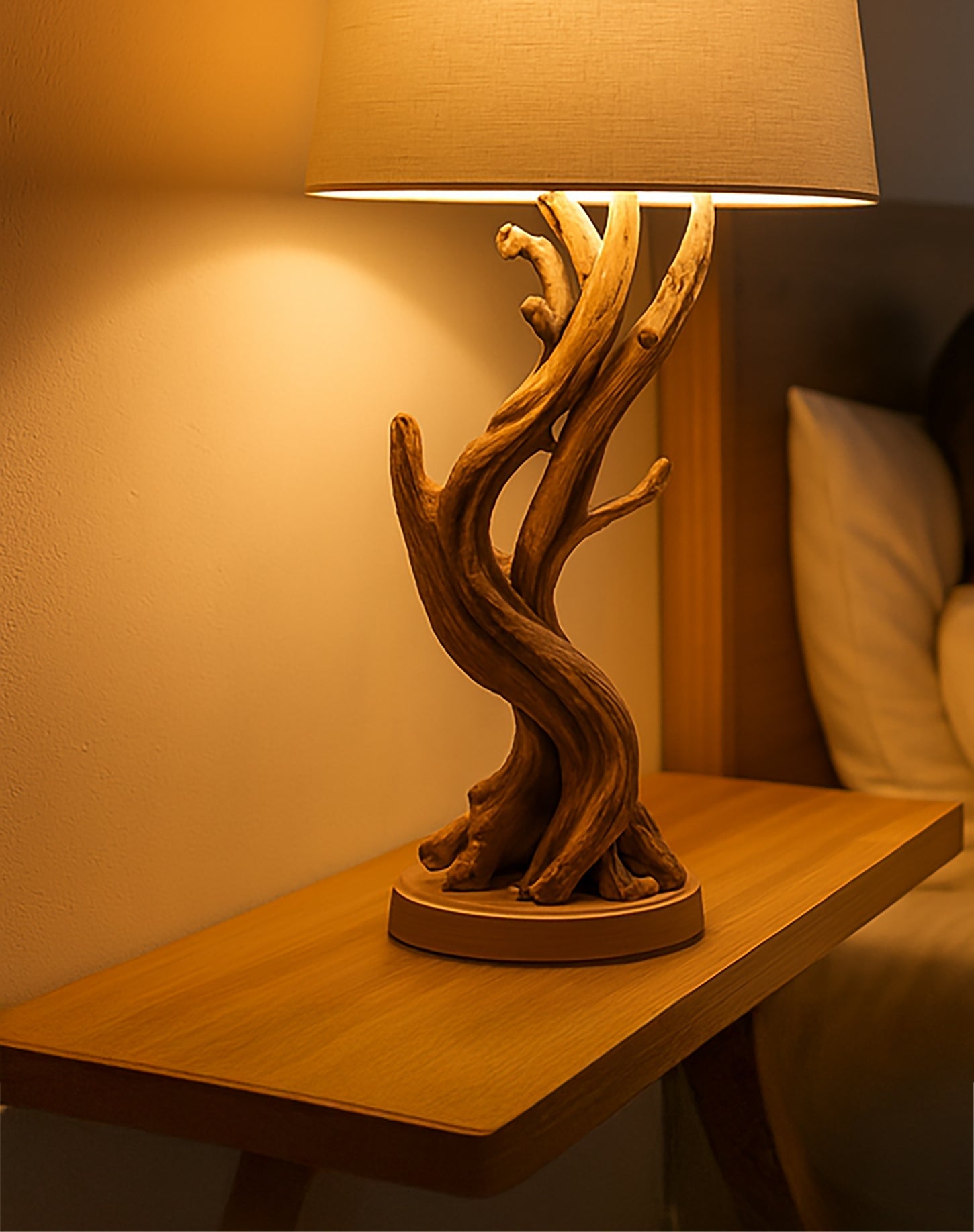 Handgefertigte Stehlampe aus Kiefernholz – rustikales Wohnaccessoire