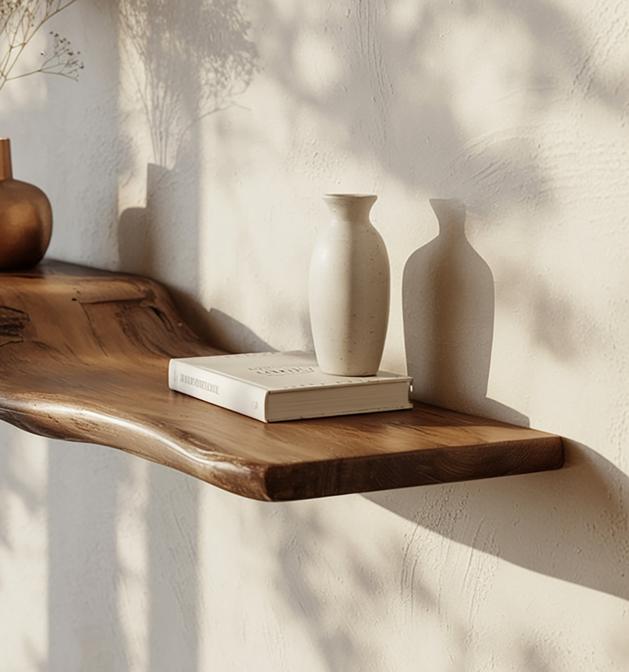 Schwebendes Holzregal mit natürlicher Baumkante – handgefertigtes Massivholz