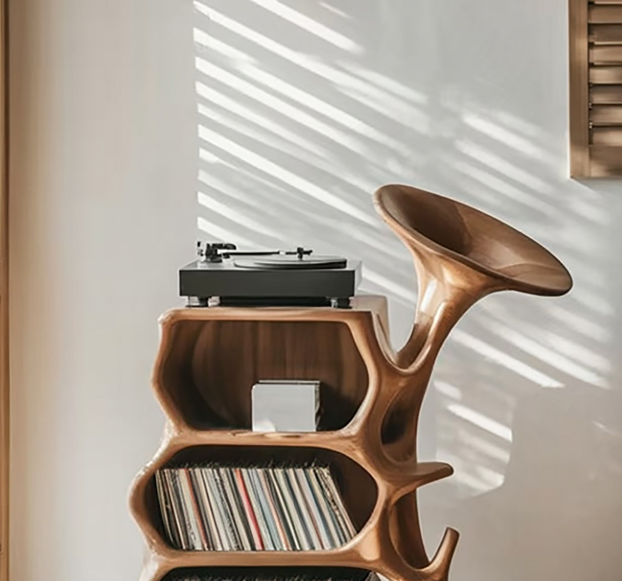 Schallplatten-Schrank aus Massivholz mit Live Edge & Plattenspielerständer