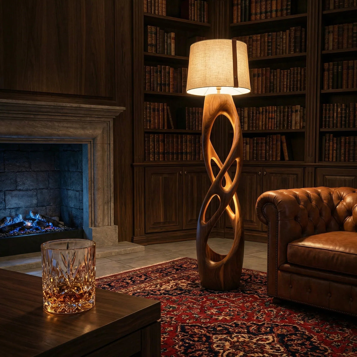 Moderne Holz-Stehlampe aus Massivholz in einer gemütlichen Bibliothek mit gepolstertem Ledersofa und Kamin